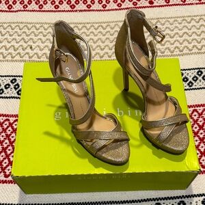 ✨✨Blingy and sparkly gold platform heels ✨✨